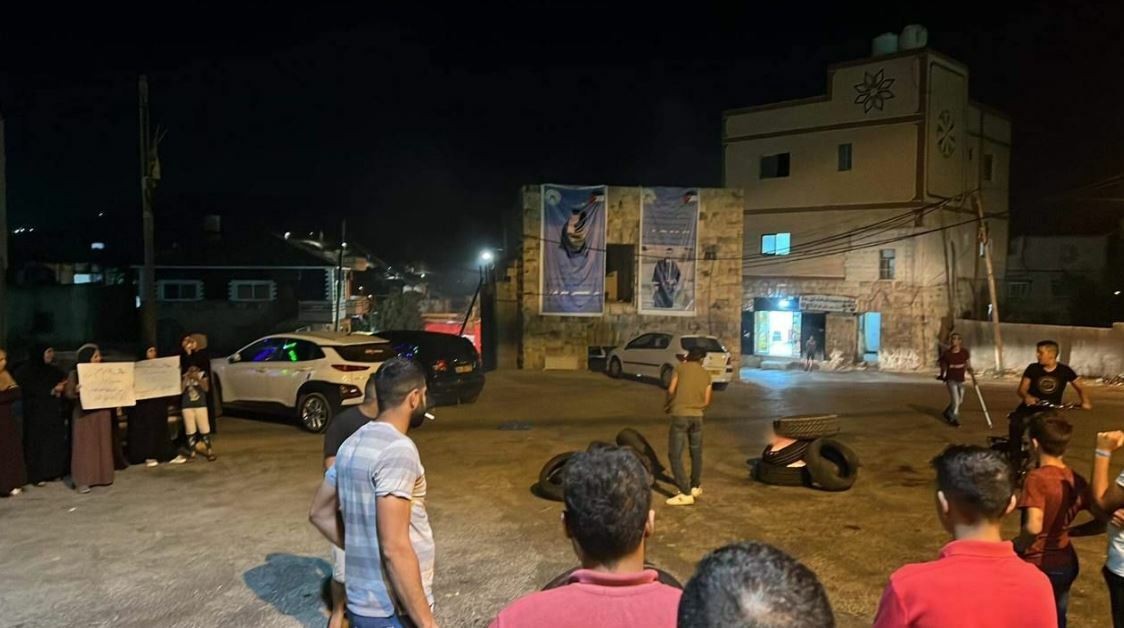 إغلاق طرق وإشعال إطارات مطاطية احتجاجًا على اعتقال الأمن الفلسطيني لشابة
