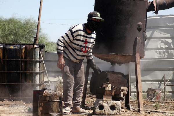 إنتاج الوقود من البلاستيك.. مشروع شبابي يُحارب البطالة في قطاع غزة 12.jpg