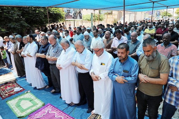 صلاة الجمعة أمام مقر الصليب الأحمر في غزة تضامنا مع الأسرى الفلسطينيين في السجون الإسرائيلية 14.jpg