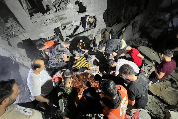 فلسطينيون وطواقم الدفاع المدني تجري عمليات بحث عن ناجين بعد استهداف منزل بغارة جوية إسرائيلية في مدينة رفح 15.jpg