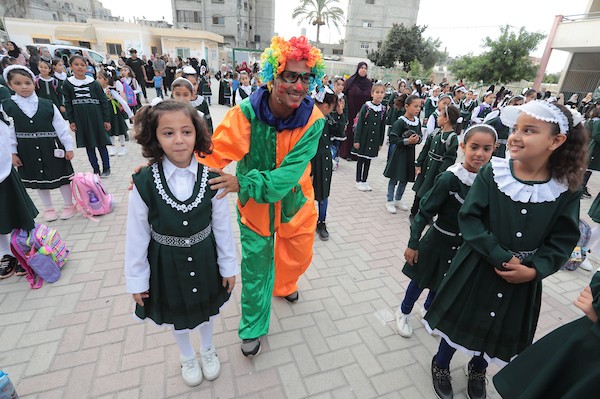 مهرجون فلسطينيون يشاركون في فعاليات التفريغ النفسي للطلبة خلال اليوم الأول من العام الدراسي الجديد في مدينة خان يونس جنوب قطاع غزة 12.jpg