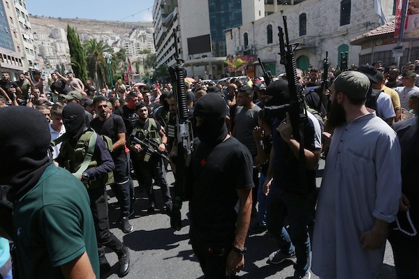 فلسطينيون يشيعون جثمان الشهيد محمد عرايشي الذي استشهد متأثرا بجروحه الخطيرة التي أصيب بها قبل حوالي أسبوعين في نابلس 2.jpg