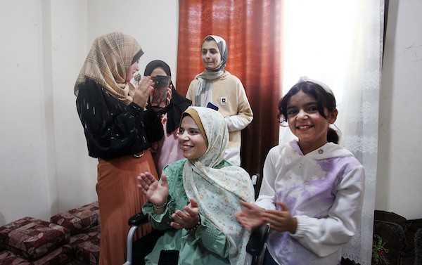 الطالبة مريم عبد ربه تهزم السرطان والإعاقة بالتفوق في الثانوية العامة.jpg