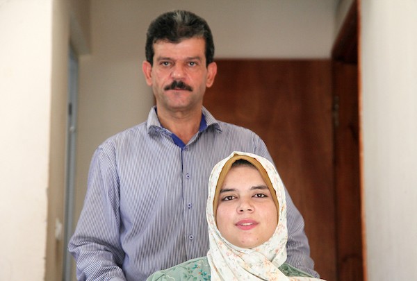 الطالبة مريم عبد ربه تهزم السرطان والإعاقة بالتفوق في الثانوية العامة 3.jpg