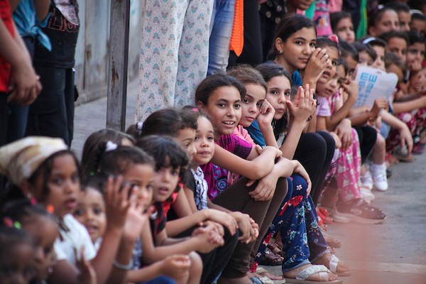 مهرجون فلسطينيون يشاركون في حدث ترفيهي للتفريغ النفسي عن الأطفال في أعقاب انتهاء العدوان الإسرائيلي على غزة 10.jpg