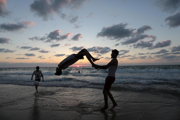 فلسطينيون يستمتعون بأوقاتهم على شاطئ بحر دير البلح في الجمعة الأولى بعد إعلان وقف إطلاق النار 9.jpg