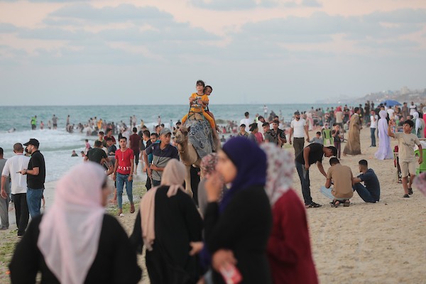 فلسطينيون يستمتعون بأوقاتهم على شاطئ بحر دير البلح في الجمعة الأولى بعد إعلان وقف إطلاق النار 16(1).jpg