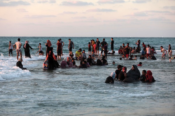 فلسطينيون يستمتعون بأوقاتهم على شاطئ بحر دير البلح في الجمعة الأولى بعد إعلان وقف إطلاق النار 6.jpg
