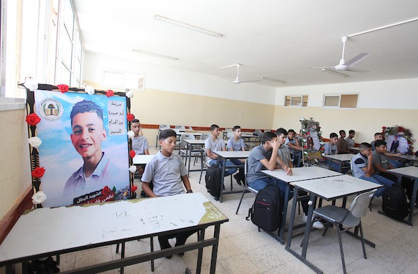 الصفوف الدراسية في مدرسة أبو عبيدة بن الجراح الثانوية تتزين بصور طلابها الشهداء.jpg
