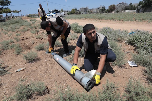 خبراء متفجرات فلسطينيون يعملون على إبطال بقايا الصواريخ الإسرائيلية التي لم تنفجر خلال العدوان الأخير على غزة 5.jpg