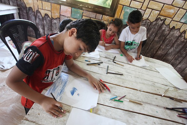 أطفال يمارسون أنشطة التفريغ النفسي في مدينة غزة 0.jpg