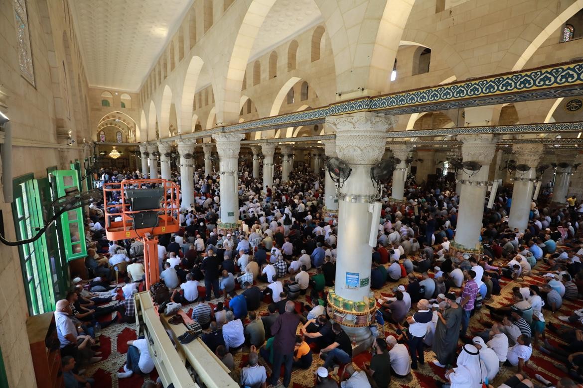 مواطنون يؤدون صلاة الجمعة في رحاب المسجد الأقصى المبارك (وفا).jfif