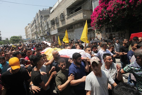 فلسطينيون يشعيون جثامين شهداء عائلة نجم الذين استشهدوا جراء غارة إسرائيلية في مقبرة الفالوجا في جباليا 3.jpg