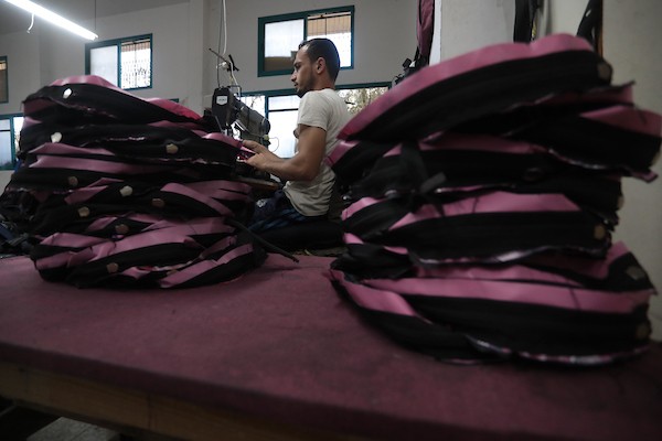 اقتراب العودة إلى المدارس يُنعش مصنع الحقائب في دير البلح 11.jpg