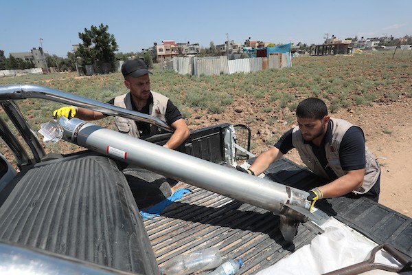 خبراء متفجرات فلسطينيون يعملون على إبطال بقايا الصواريخ الإسرائيلية التي لم تنفجر خلال العدوان الأخير على غزة 17.jpg