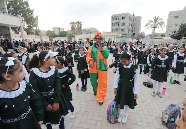 مهرجون فلسطينيون يشاركون في فعاليات التفريغ النفسي للطلبة خلال اليوم الأول من العام الدراسي الجديد في مدينة خان يونس جنوب قطاع غزة 1.jpg