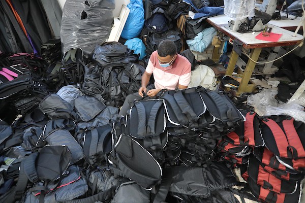 اقتراب العودة إلى المدارس يُنعش مصنع الحقائب في دير البلح 14.jpg