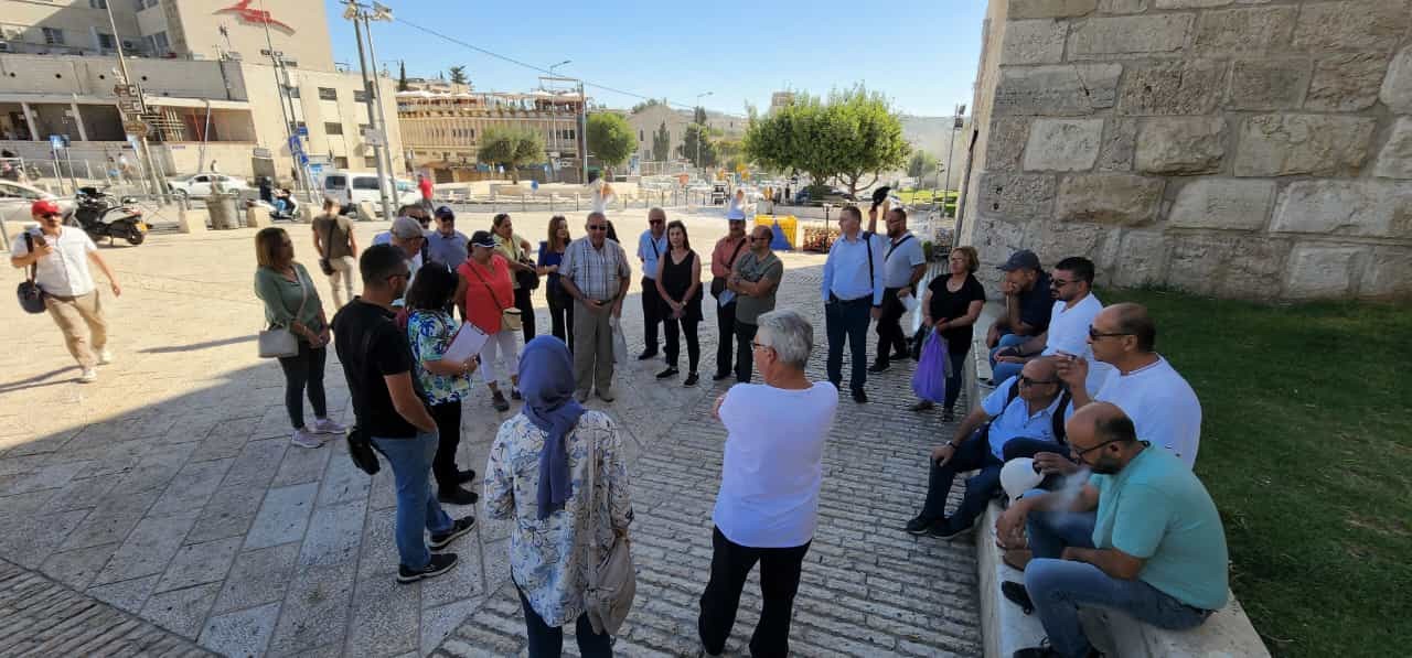 جولة ميدانية لأدلاء سياحيين فلسطينين في البلدة القديمة.jpeg