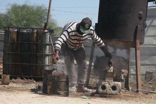 إنتاج الوقود من البلاستيك.. مشروع شبابي يُحارب البطالة في قطاع غزة 8.jpg