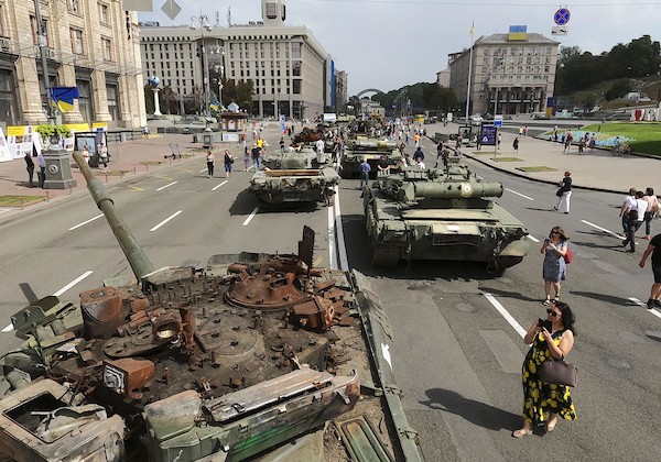 بقايا الدبابات والصواريخ الروسية بمعرض وطني بالعاصمة كييف.jpg