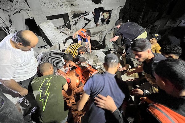فلسطينيون وطواقم الدفاع المدني تجري عمليات بحث عن ناجين بعد استهداف منزل بغارة جوية إسرائيلية في مدينة رفح 17.jpg