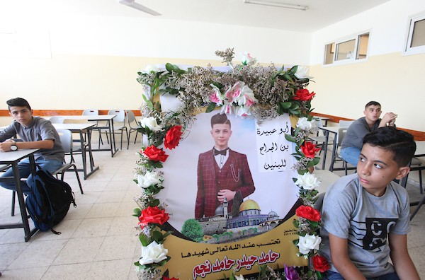 الصفوف الدراسية في مدرسة أبو عبيدة بن الجراح الثانوية تتزين بصور طلابها الشهداء 1(1).jpg