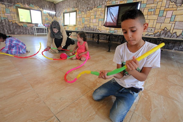 أطفال يمارسون أنشطة التفريغ النفسي في مدينة غزة 15.jpg