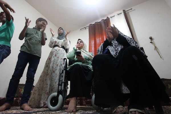 الطالبة مريم عبد ربه تهزم السرطان والإعاقة بالتفوق في الثانوية العامة 2.jpg
