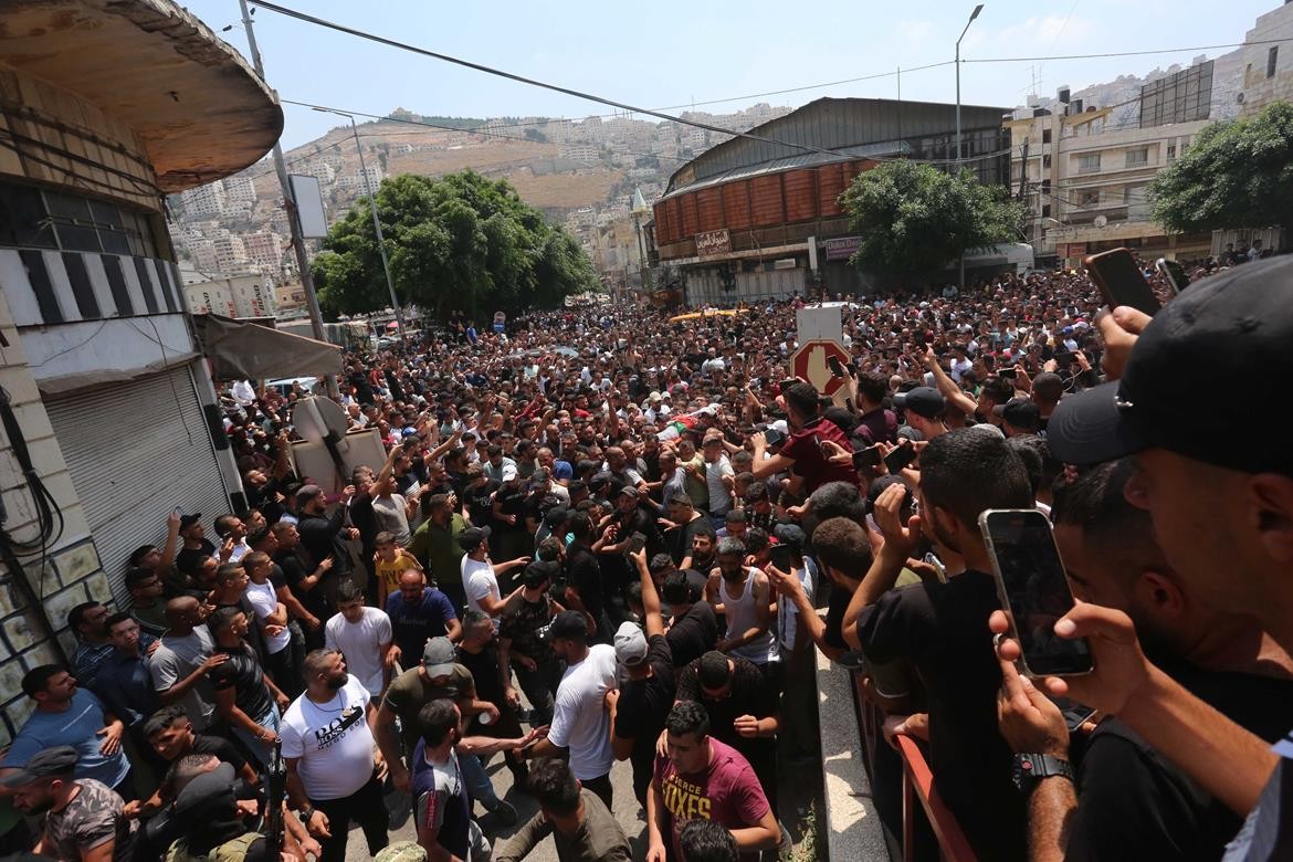 عشرات الآلاف يشيعون جثامين شهداء نابلس الثلاثة في موكب جنائزي مهيب 1.jpg
