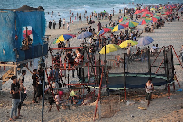 فلسطينيون يستمتعون بأوقاتهم على شاطئ بحر دير البلح في الجمعة الأولى بعد إعلان وقف إطلاق النار 13.jpg