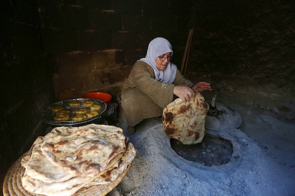 الفلسطينية فاطمة حماد ٥٧ عاما، تصنع خبز الطابون منذ أكثر من ٤٠ عاماً في بلدة جماعين جنوب مدينة نابلس 2.jpg