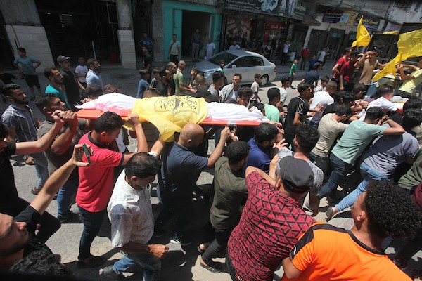 فلسطينيون يشعيون جثامين شهداء عائلة نجم الذين استشهدوا جراء غارة إسرائيلية في مقبرة الفالوجا في جباليا 1.jpg