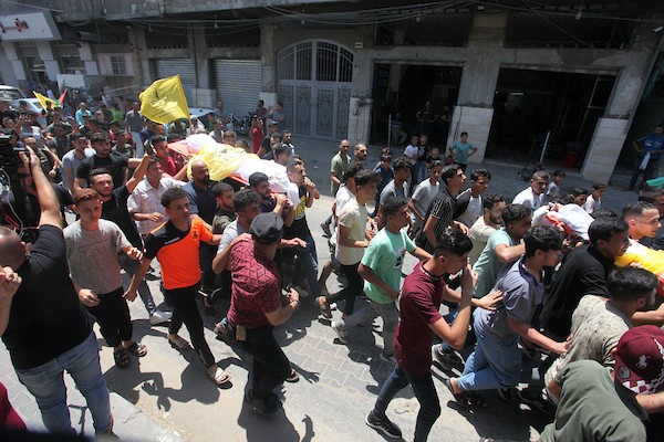 فلسطينيون يشعيون جثامين شهداء عائلة نجم الذين استشهدوا جراء غارة إسرائيلية في مقبرة الفالوجا في جباليا 5.jpg