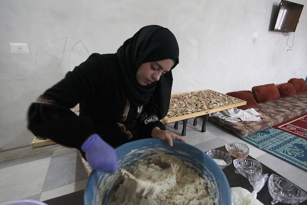 الفلسطينية أبو سعادة تُعيد إحياء صناعة أكلة الكِشك التراثية في خان يونس 14(1).jpg