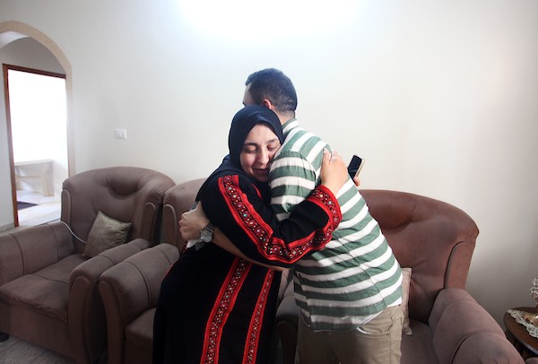 الفلسطينية هبة أبو جهل (46 عاماً) أن تعود للمقاعد الدراسة من جديد، وتحقق طموحها في الحياة بالنجاح في الثانوية العامة 1.jpg