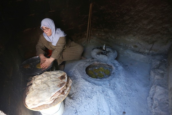 الفلسطينية فاطمة حماد ٥٧ عاما، تصنع خبز الطابون منذ أكثر من ٤٠ عاماً في بلدة جماعين جنوب مدينة نابلس 4.jpg