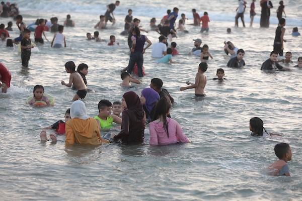 فلسطينيون يستمتعون بأوقاتهم على شاطئ بحر دير البلح في الجمعة الأولى بعد إعلان وقف إطلاق النار 18.jpg