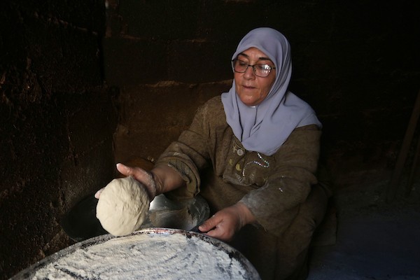 الفلسطينية فاطمة حماد ٥٧ عاما، تصنع خبز الطابون منذ أكثر من ٤٠ عاماً في بلدة جماعين جنوب مدينة نابلس 21.jpg