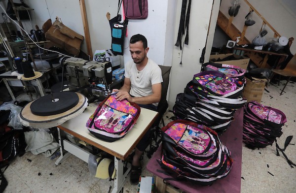 اقتراب العودة إلى المدارس يُنعش مصنع الحقائب في دير البلح 13.jpg