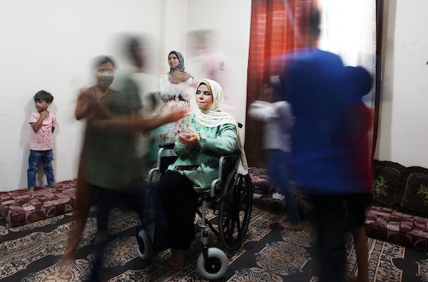 الطالبة مريم عبد ربه تهزم السرطان والإعاقة بالتفوق في الثانوية العامة 1.jpg