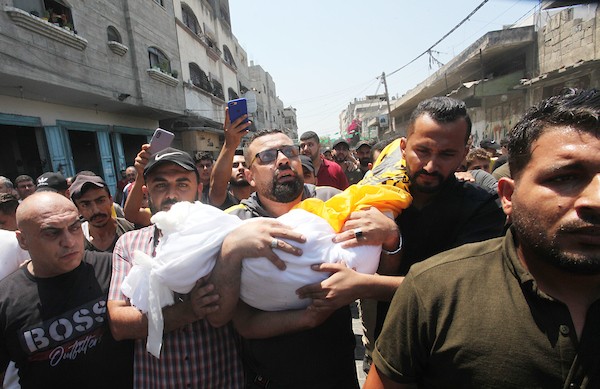 فلسطينيون يشعيون جثامين شهداء عائلة نجم الذين استشهدوا جراء غارة إسرائيلية في مقبرة الفالوجا في جباليا 4.jpg