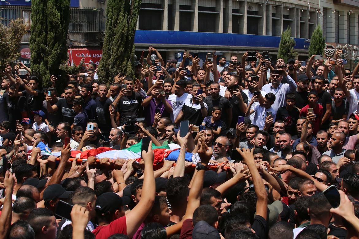 عشرات الآلاف يشيعون جثامين شهداء نابلس الثلاثة في موكب جنائزي مهيب 13.jpg