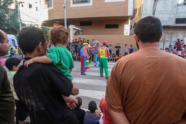 مهرجون فلسطينيون يشاركون في حدث ترفيهي للتفريغ النفسي عن الأطفال في أعقاب انتهاء العدوان الإسرائيلي على غزة 17.jpg