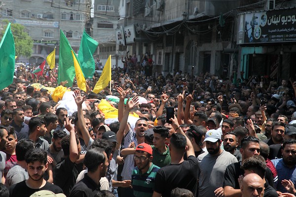 فلسطينيون يشعيون جثامين شهداء عائلة نجم الذين استشهدوا جراء غارة إسرائيلية في مقبرة الفالوجا في جباليا 4(1).jpg