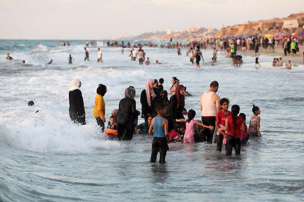 فلسطينيون يستمتعون بأوقاتهم على شاطئ بحر دير البلح في الجمعة الأولى بعد إعلان وقف إطلاق النار.jpg