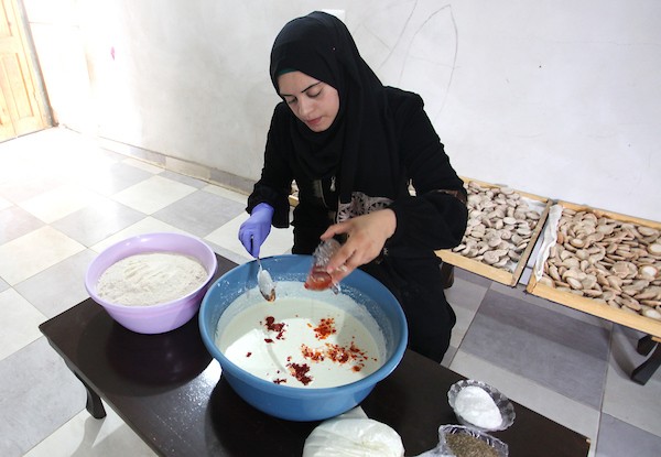 الفلسطينية أبو سعادة تُعيد إحياء صناعة أكلة الكِشك التراثية في خان يونس 7.jpg