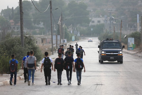 طلاب فلسطينيون يتوجهون الى مدرستهم في قريتي اللبن الشرقية والساوية جنوب نابلس 10.jpg