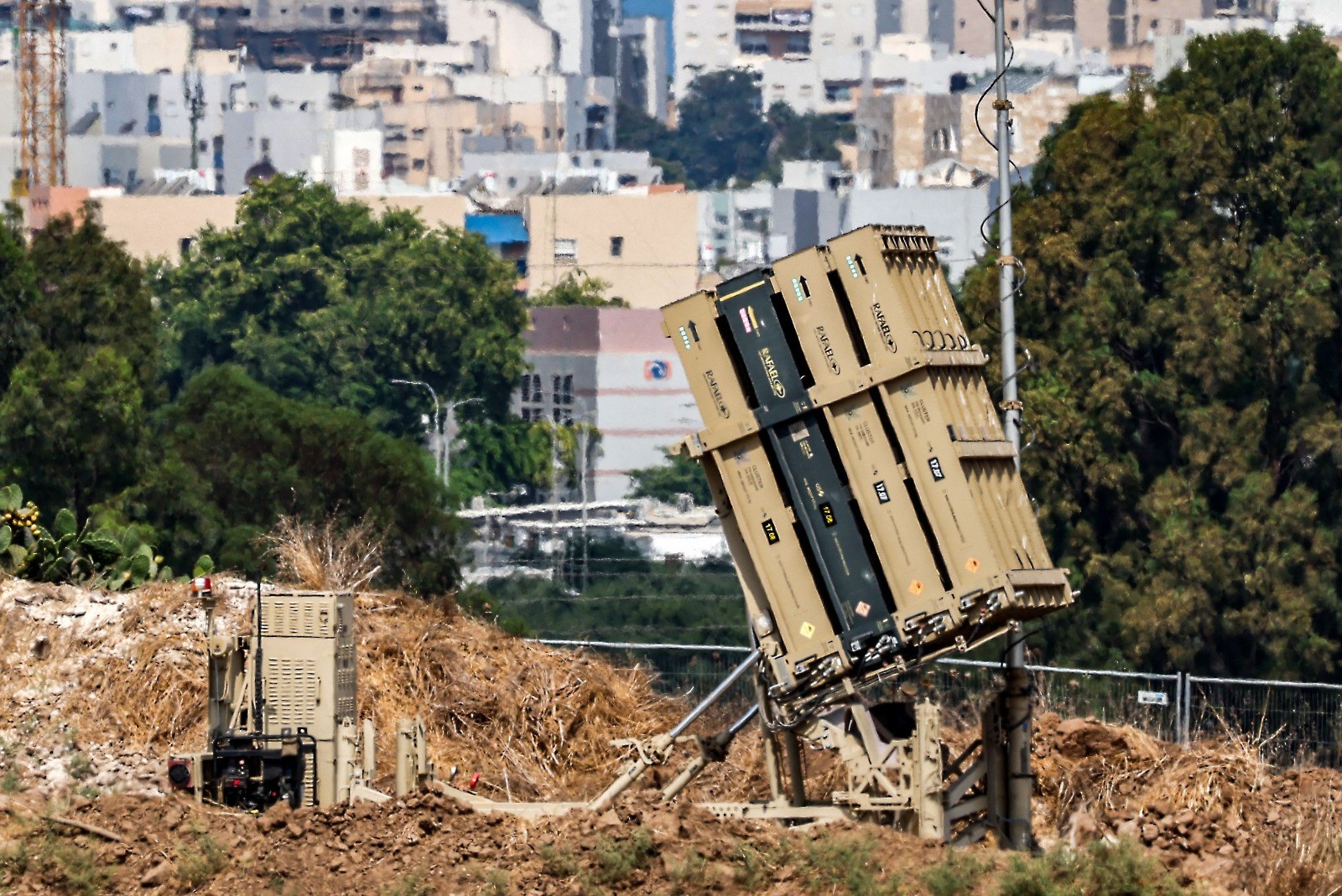 الجيش الاسرائيلي ينشر القبة الحديدية في اسدود  .. أ ف ب 3.jpg