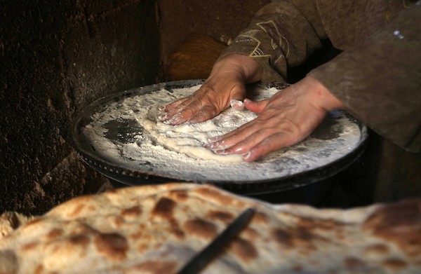 الفلسطينية فاطمة حماد ٥٧ عاما، تصنع خبز الطابون منذ أكثر من ٤٠ عاماً في بلدة جماعين جنوب مدينة نابلس 17.jpg