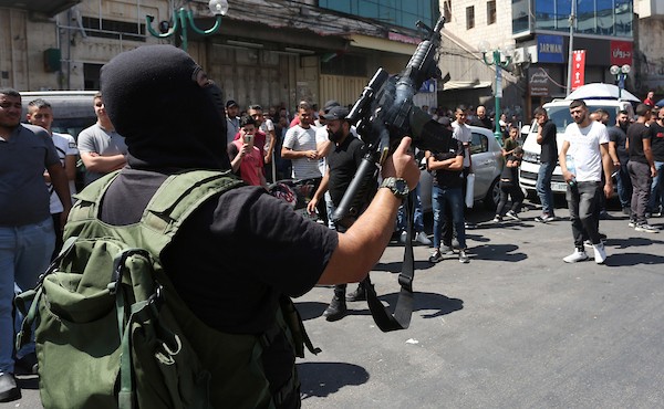 فلسطينيون يشيعون جثمان الشهيد محمد عرايشي الذي استشهد متأثرا بجروحه الخطيرة التي أصيب بها قبل حوالي أسبوعين في نابلس 3.jpg